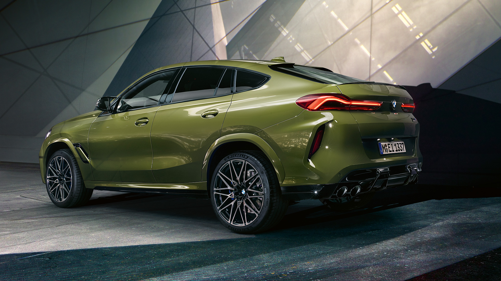 BMW X6 M Competition SUV Dreiviertel-Heckansicht BMW X6 M Competition SUV mit M Sportabgasanlage F96 BMW Individual Sonderlackierung Urban Green SUV Dreiviertel-Heckansicht
