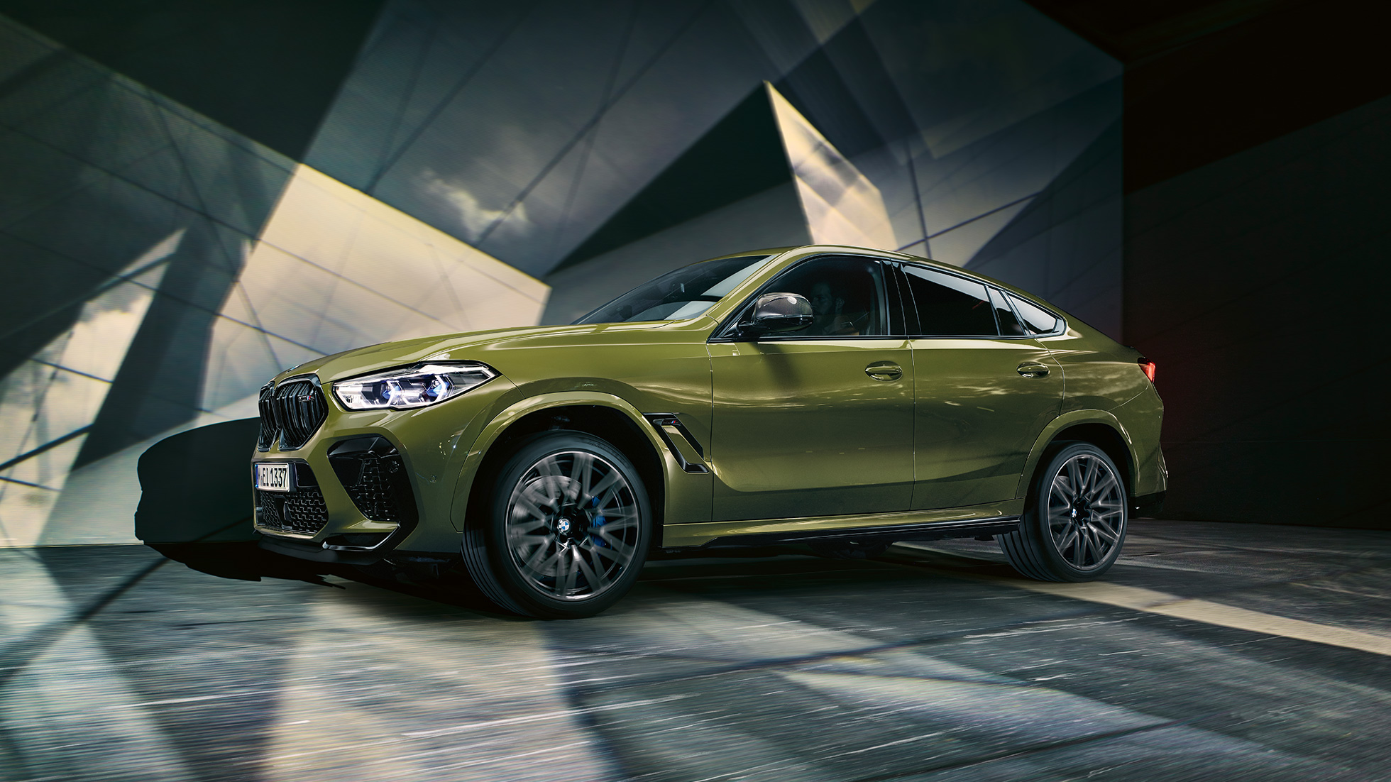 BMW X6 M Competition SUV Seitenansicht BMW X6 M Competition SUV mit M Leichtmetallrädern F96 BMW Individual Sonderlackierung Urban Green Seitenansicht