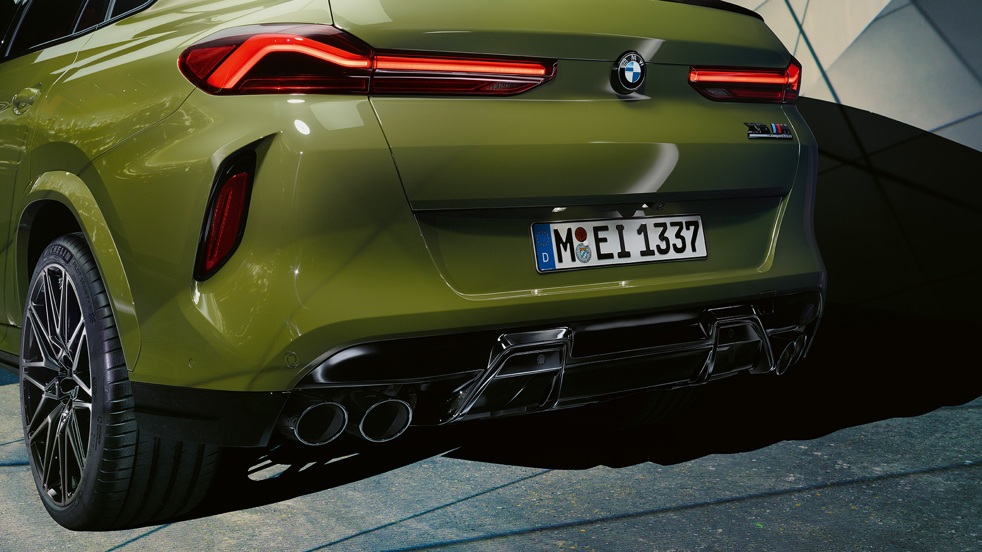 BMW X6 M Competition SUV Dreiviertel-Heckansicht BMW X6 M Competition SUV mit M Sportabgasanlage F96 BMW Individual Sonderlackierung Urban Green Dreiviertel-Heckansicht