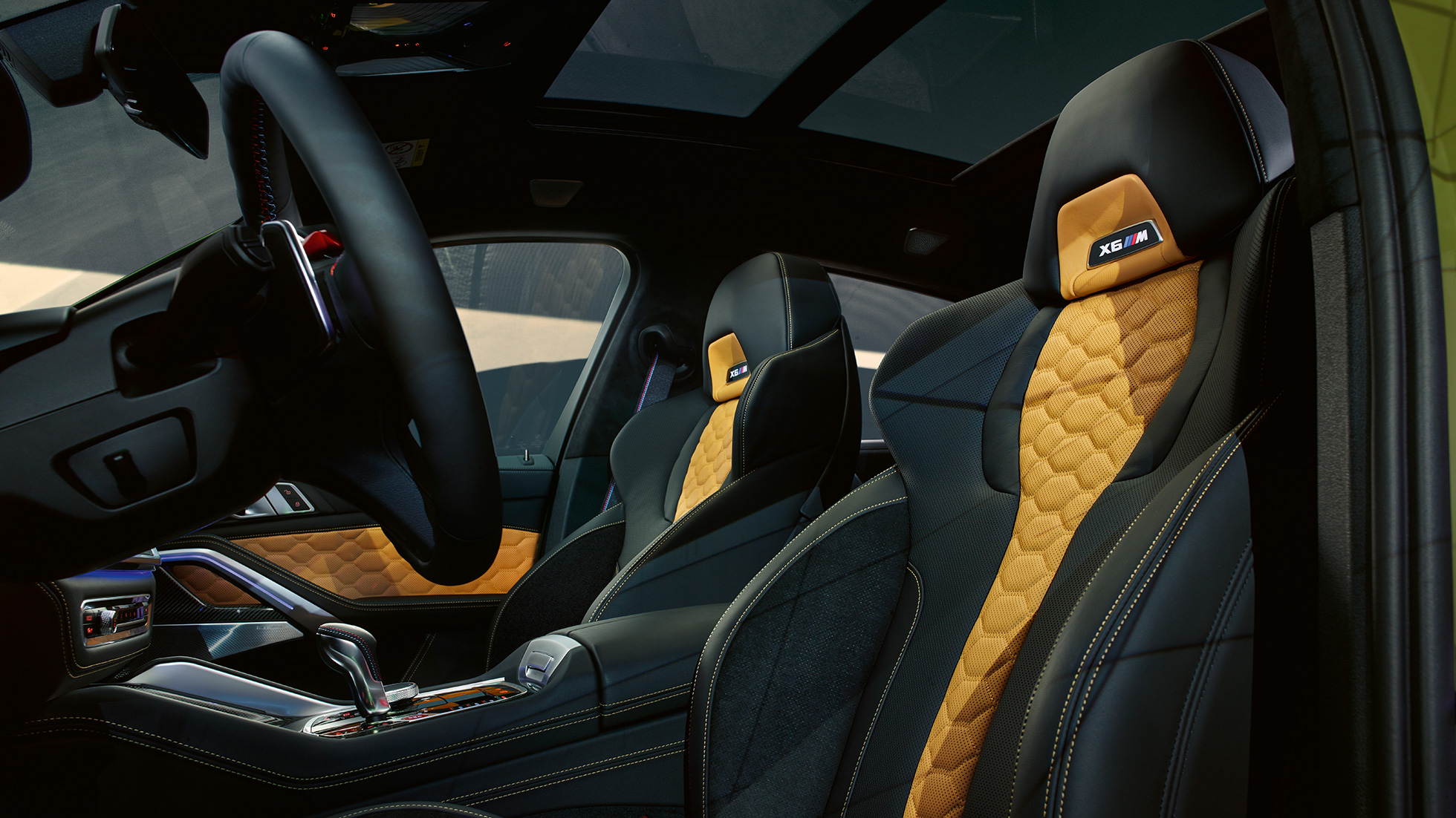 M Multifunktionssitze BMW X6 M Competition SUV M Multifunktionssitze mit beleuchtetem X6 M Schriftzug BMW X6 M Competition SUV F96 Innenraum