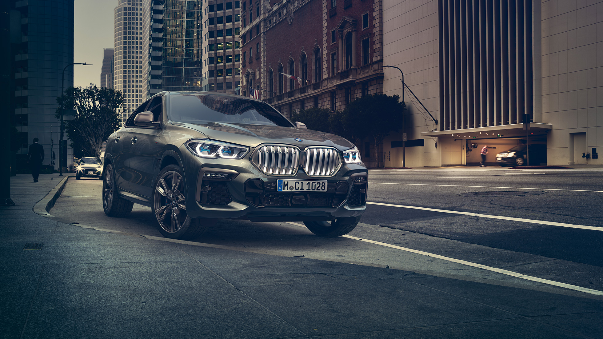 BMW X6 M50i SUV stehend G06 BMW X6 M50i SUV in Dreiviertel-Frontperspektive stehend vor urbaner Kulisse G06