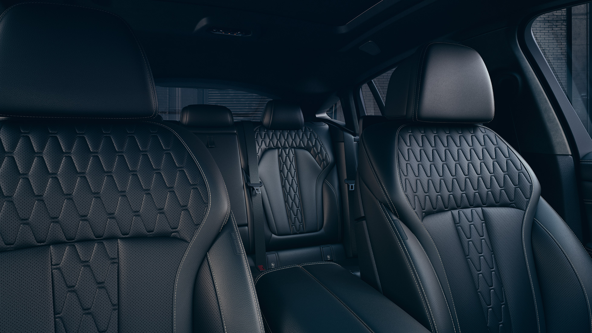 Sportsitze des BMW X6 M50i M50d SUV G06 Innenraum mit Fokus auf die Sportsitze des BMW X6 M50i M50d SUV G06