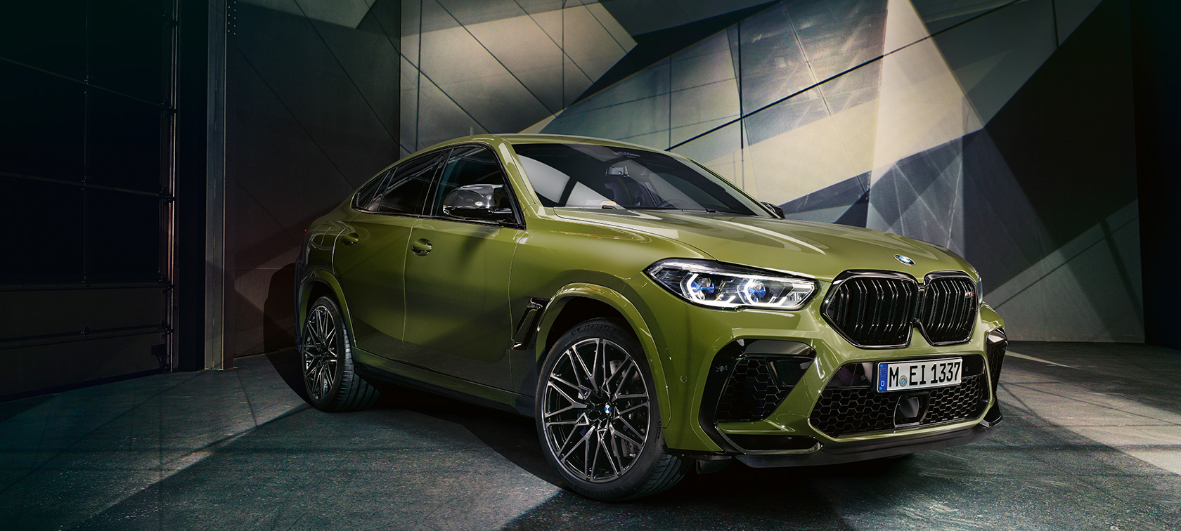 BMW X6 M Competition Seitenansicht BMW X6 M Competition BMW Individual Sonderlackierung Urban Green F96 2020 Seitenansicht