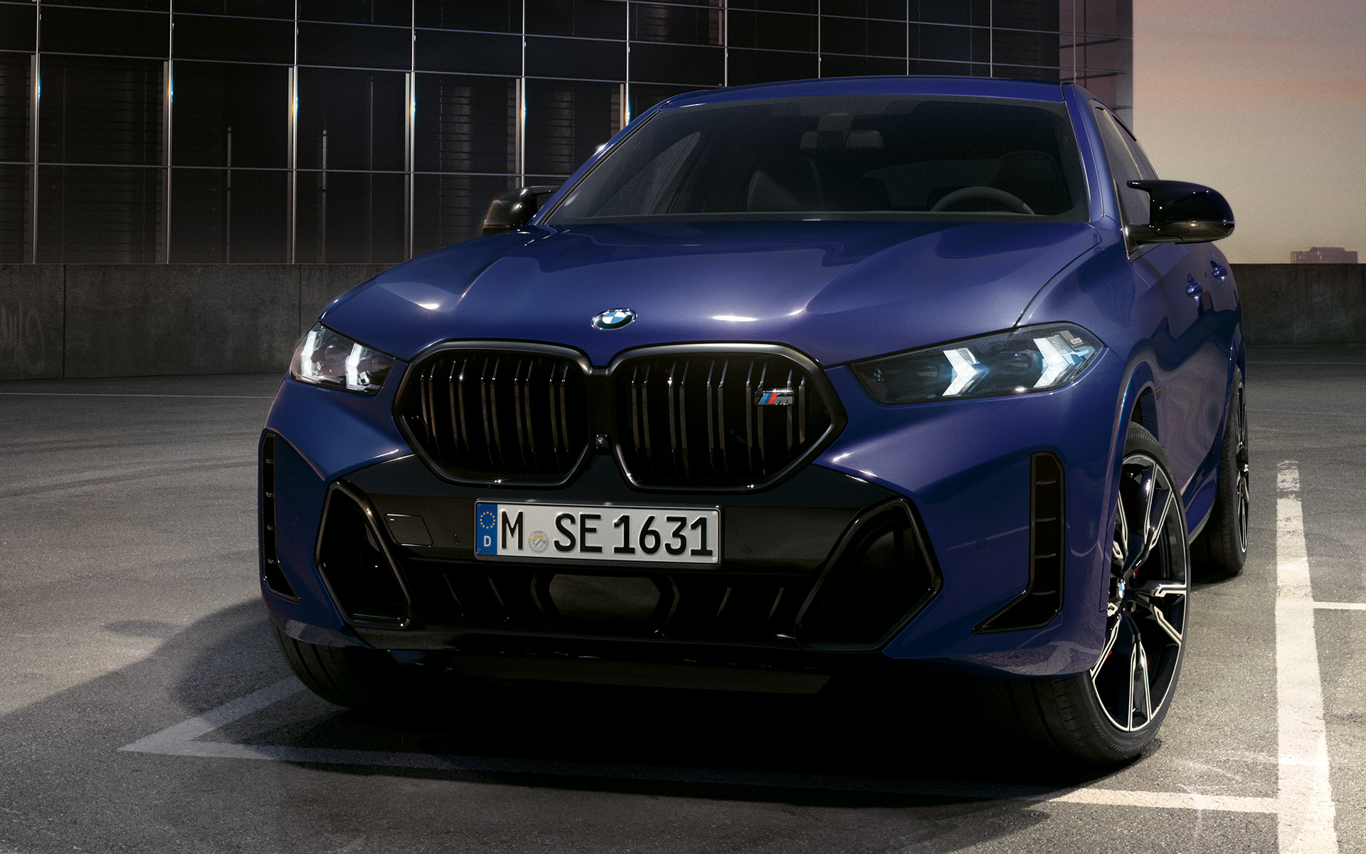 BMW X6 M60i xDrive G06 MP phares, vue en gros plan