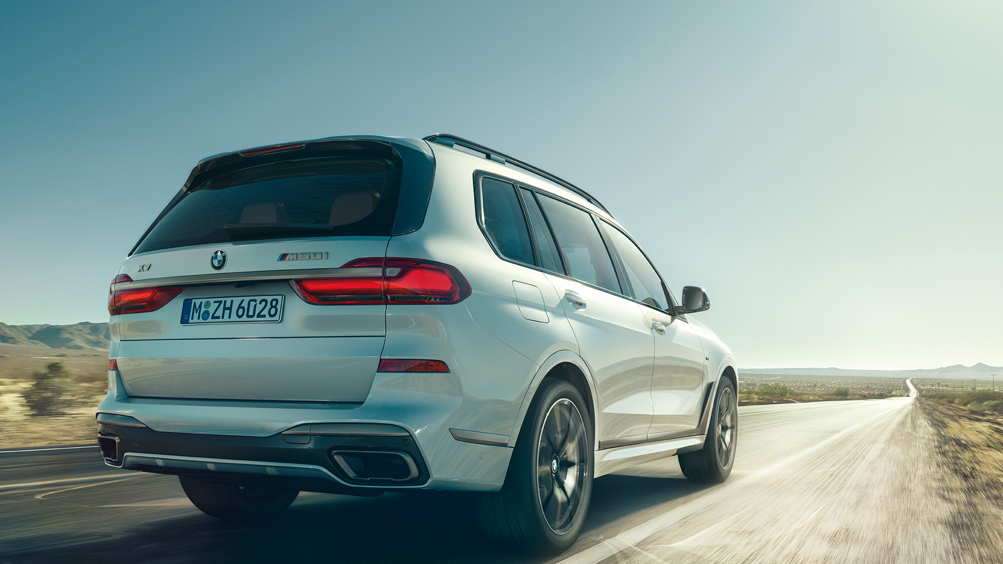 BMW X7 M50i SUV, vue de trois quarts arrière. BMW X7 M50i SUV en Mineralweiß, vue de trois-quarts arrière, G07, 2019