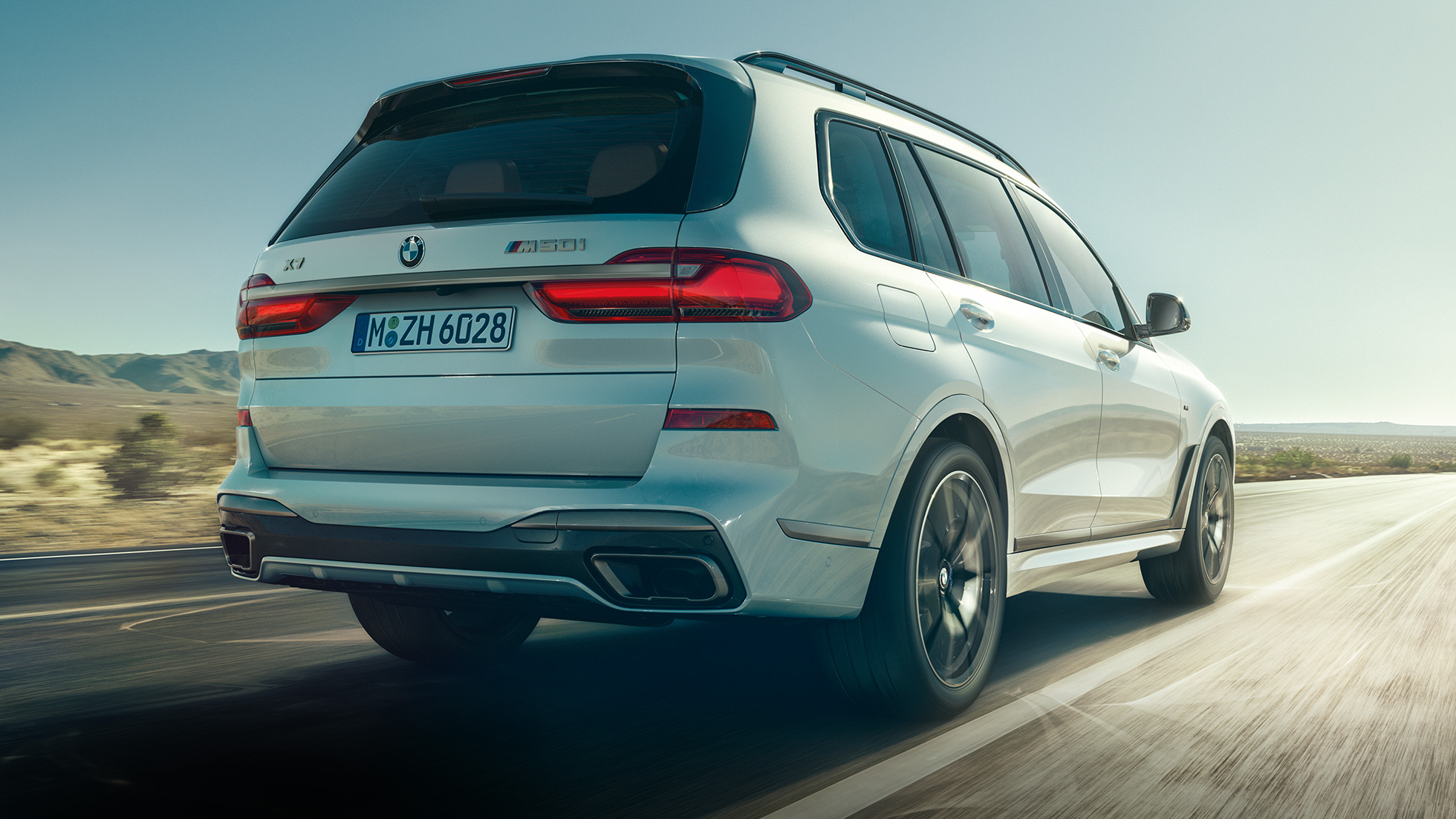 BMW X7 M50i SUV, vue arrière BMW X7 M50i SUV en Mineralweiß, en mouvement, vue arrière, G07, 2019