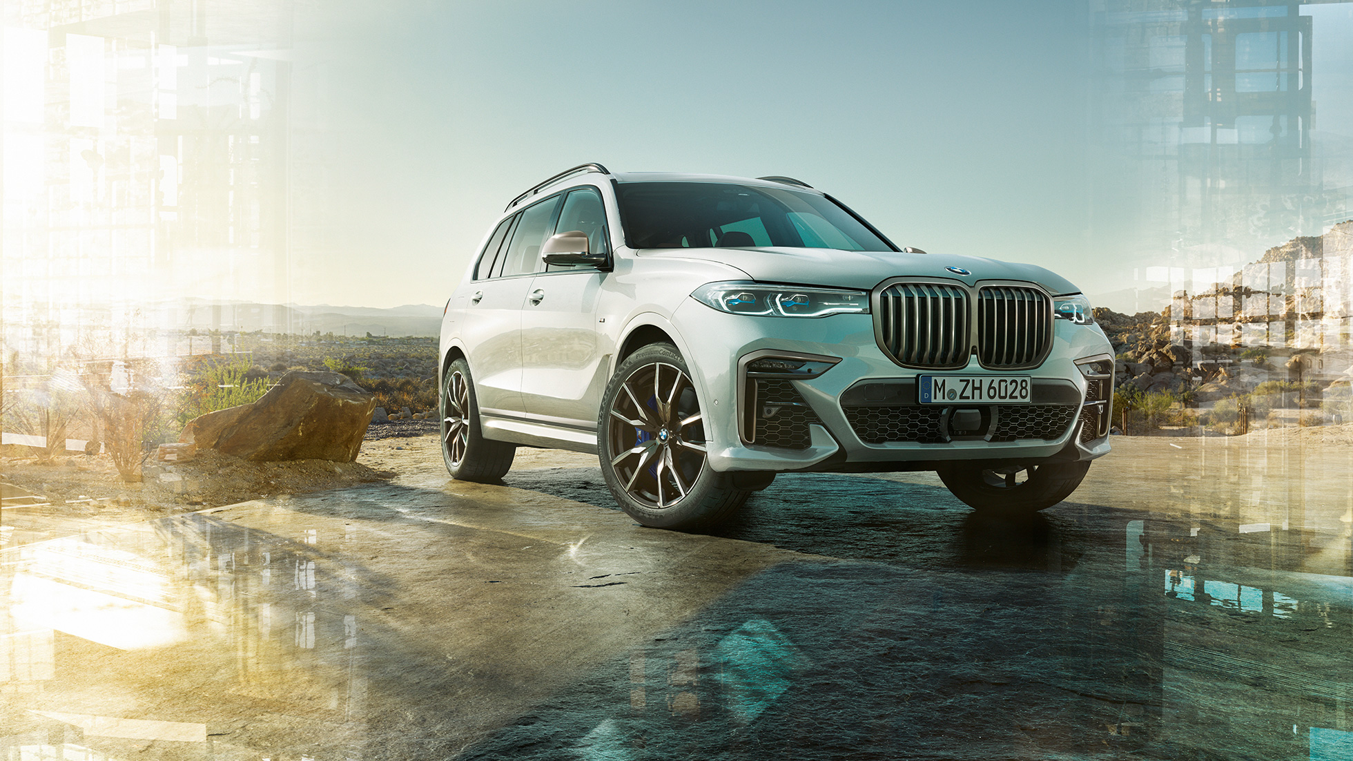BMW X7 M SUV, vue de trois-quarts avant BMW X7 M SUV en Mineralweiß, à l’arrêt, vue de trois-quarts avant, G07, 2019