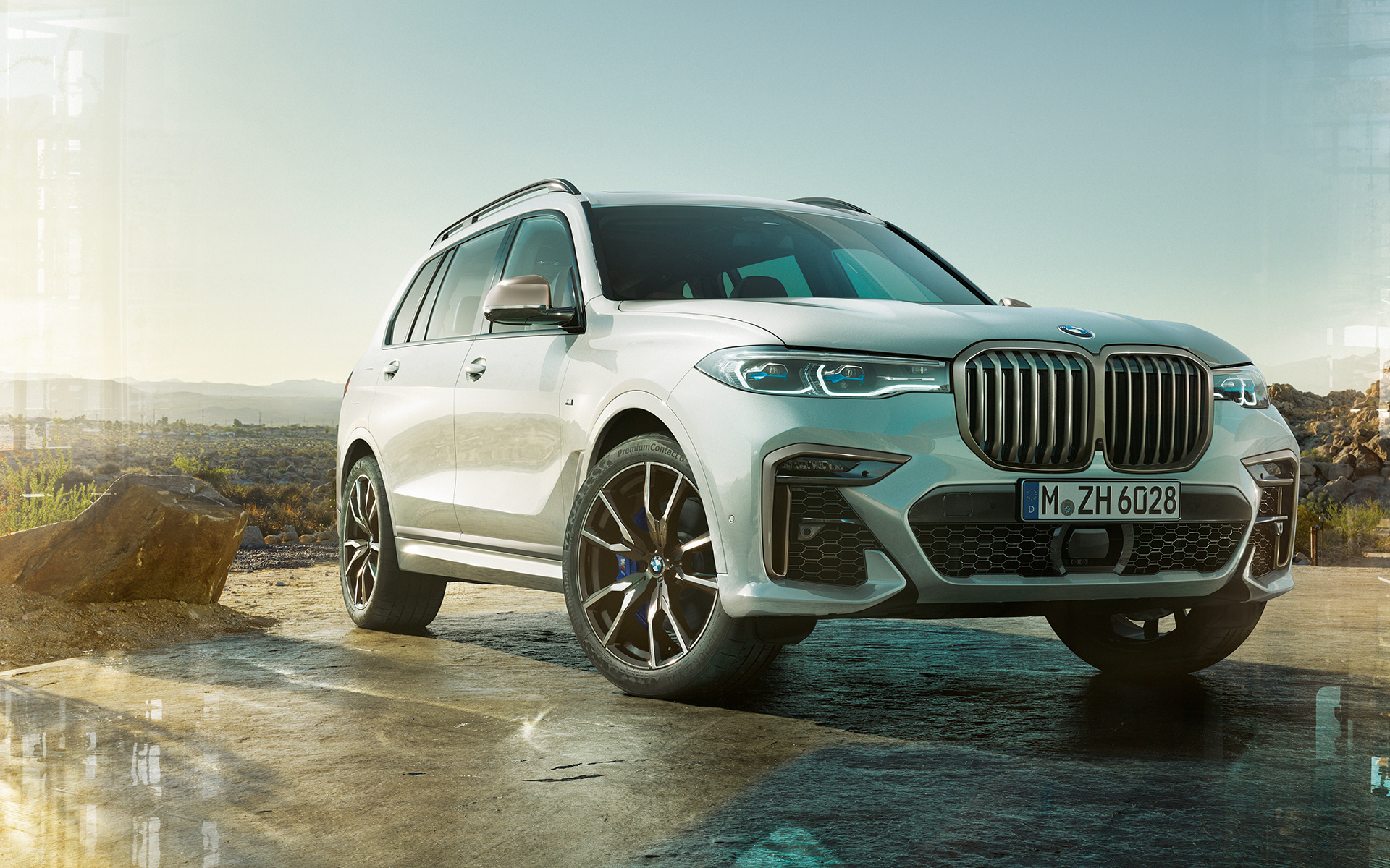 BMW X7 M50i G07 2019 Mineralweiß stehend vor Naturlandschaft BMW X7 M50i G07 2019 Mineralweiß Dreiviertel-Frontansicht stehend vor Naturlandschaft