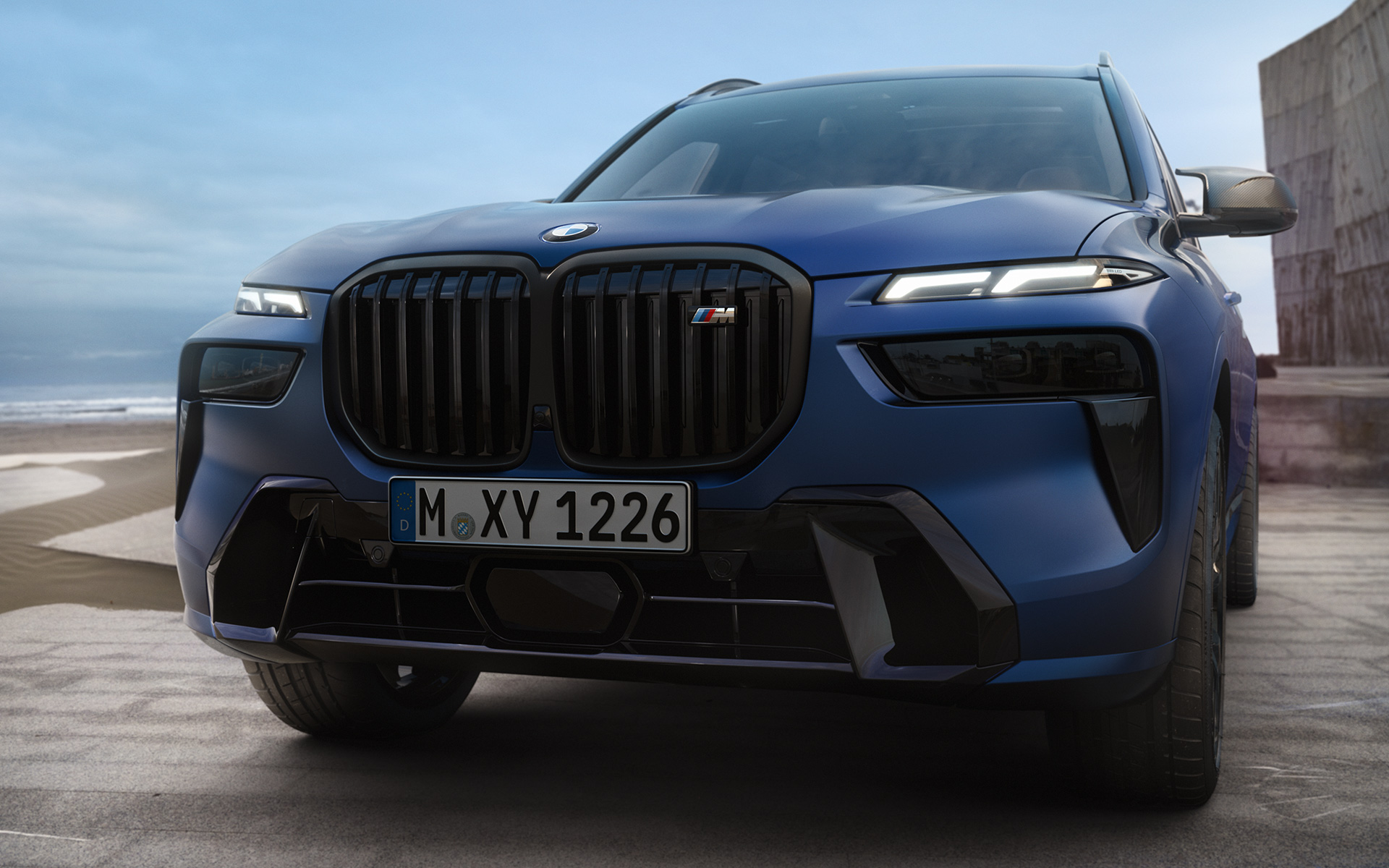 BMW X7 M60i xDrive G07 LCI Frozen Marina Bay Blue – vue rapprochée de l’avant BMW X7 M60i xDrive G07 LCI Frozen Marina Bay Blue – vue rapprochée de l’avant
