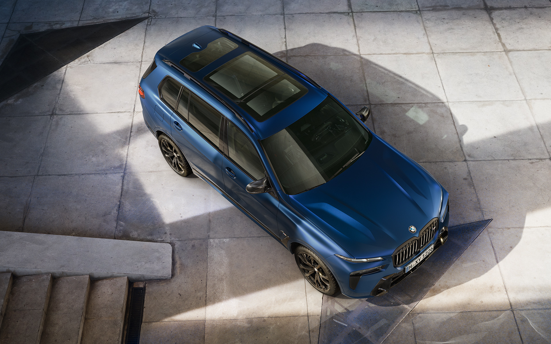 BMW X7 M60i xDrive G07 LCI Frozen Marina Bay Blue – vue du ciel BMW X7 M60i xDrive G07 LCI Frozen Marina Bay Blue – vue du ciel