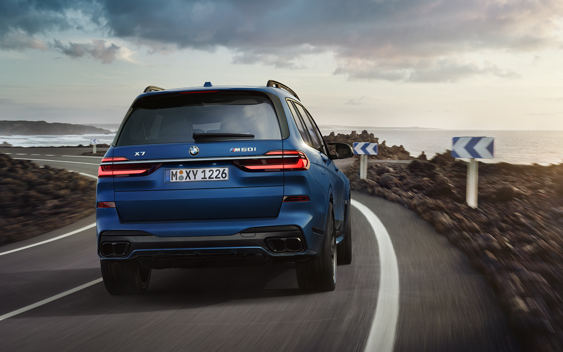 BMW X7 M60i xDrive G07 LCI Frozen Marina Bay Blue sur la route – vue arrière BMW X7 M60i xDrive G07 LCI Frozen Marina Bay Blue sur la route – vue arrière