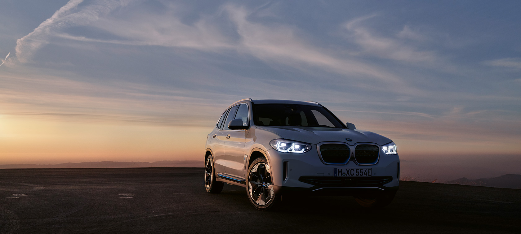 BMW iX3 G08 2020, vue de trois quarts avant Vue de trois quarts avant de la BMW iX3 G08 2020 en soirée