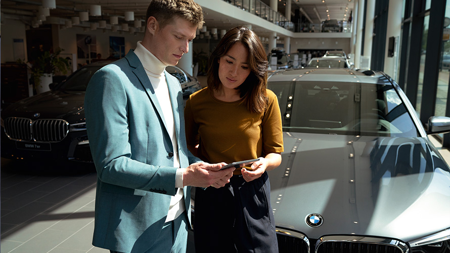 BMW iX3 G08 2021 BMW Servicemitarbeiter begrüßt Kunden