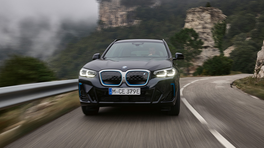 BMW iX3 G08 2021 M Carbonschwarz Frontansicht fahrend