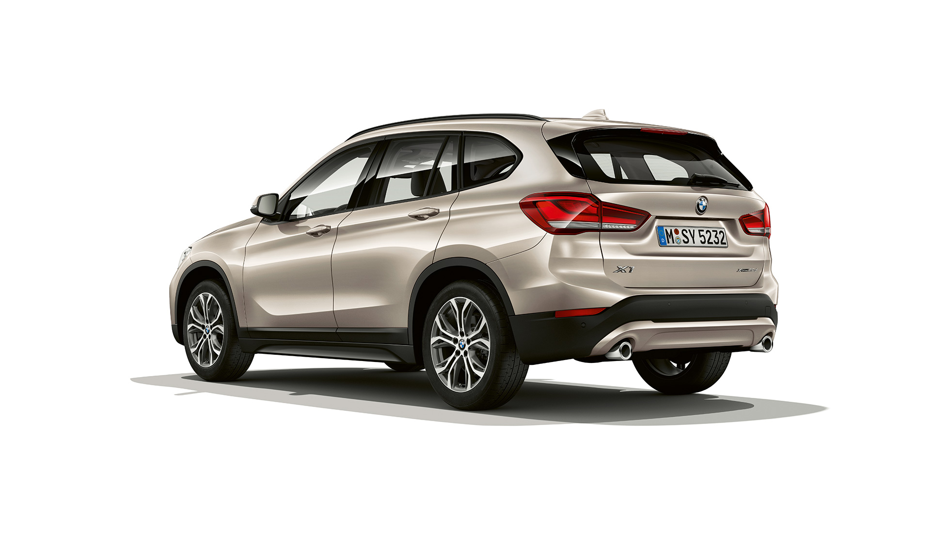 Extérieur de la BMW X1 Modèle Advantage, vue de trois quarts arrière. BMW X1, Modèle Advantage, vue de trois quarts avant, prise en studio