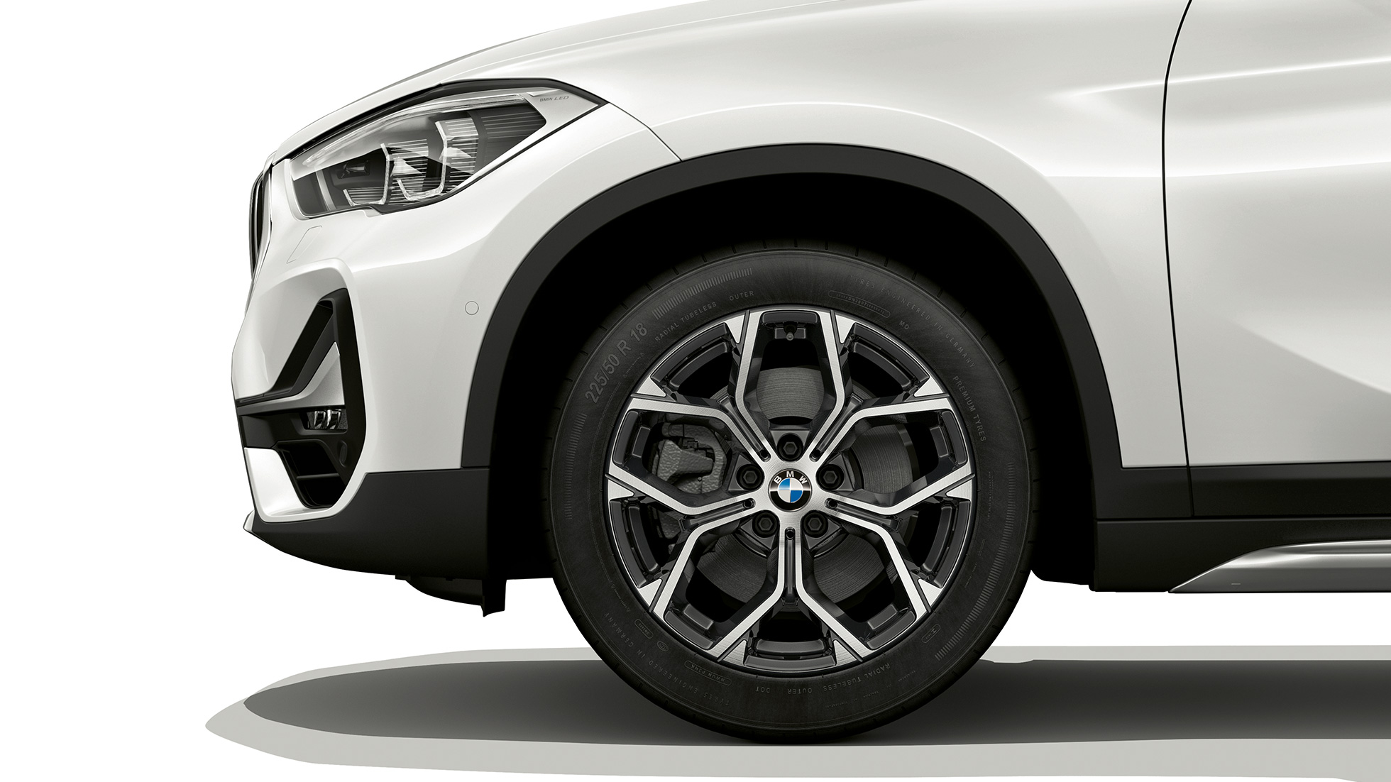 BMW X1, Modèle xLine, jante en alliage léger BMW X1, Model xLine, side view with close-up on light-alloy wheel
