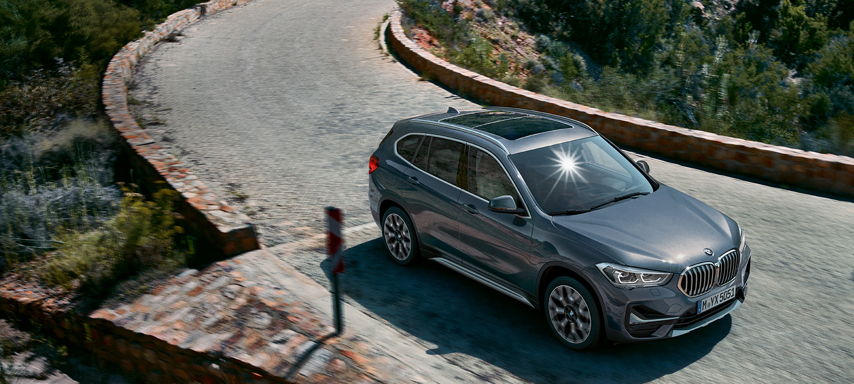 BMW X1 vue de trois quarts avant BMW X1, vue de trois quarts avant devant un paysage de montagnes.