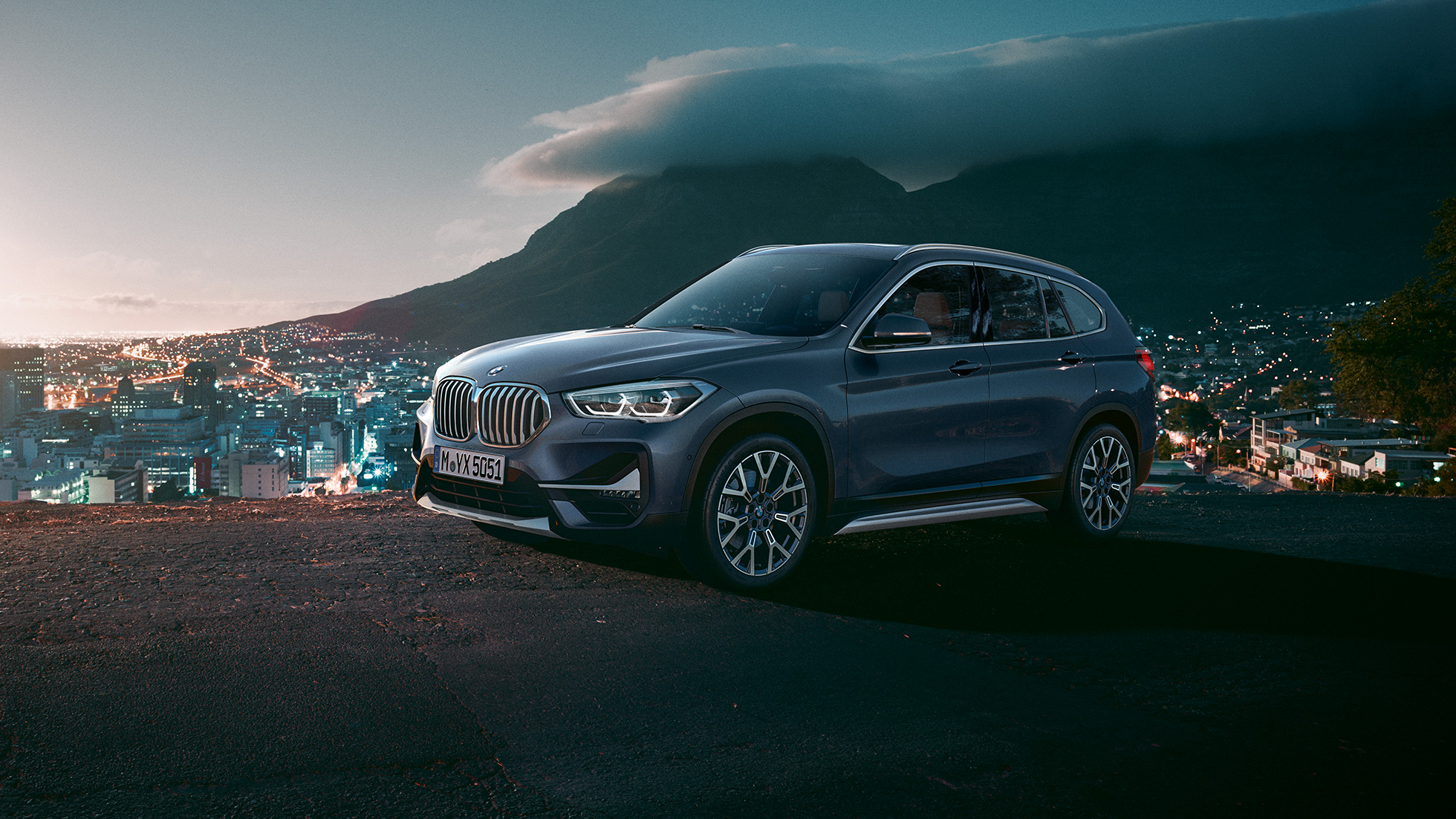 BMW X1, Dreiviertel-Seitenansicht. F48 BMW X1, Dreiviertel-Seitenansicht stehend vor urbaner Kulisse. F48