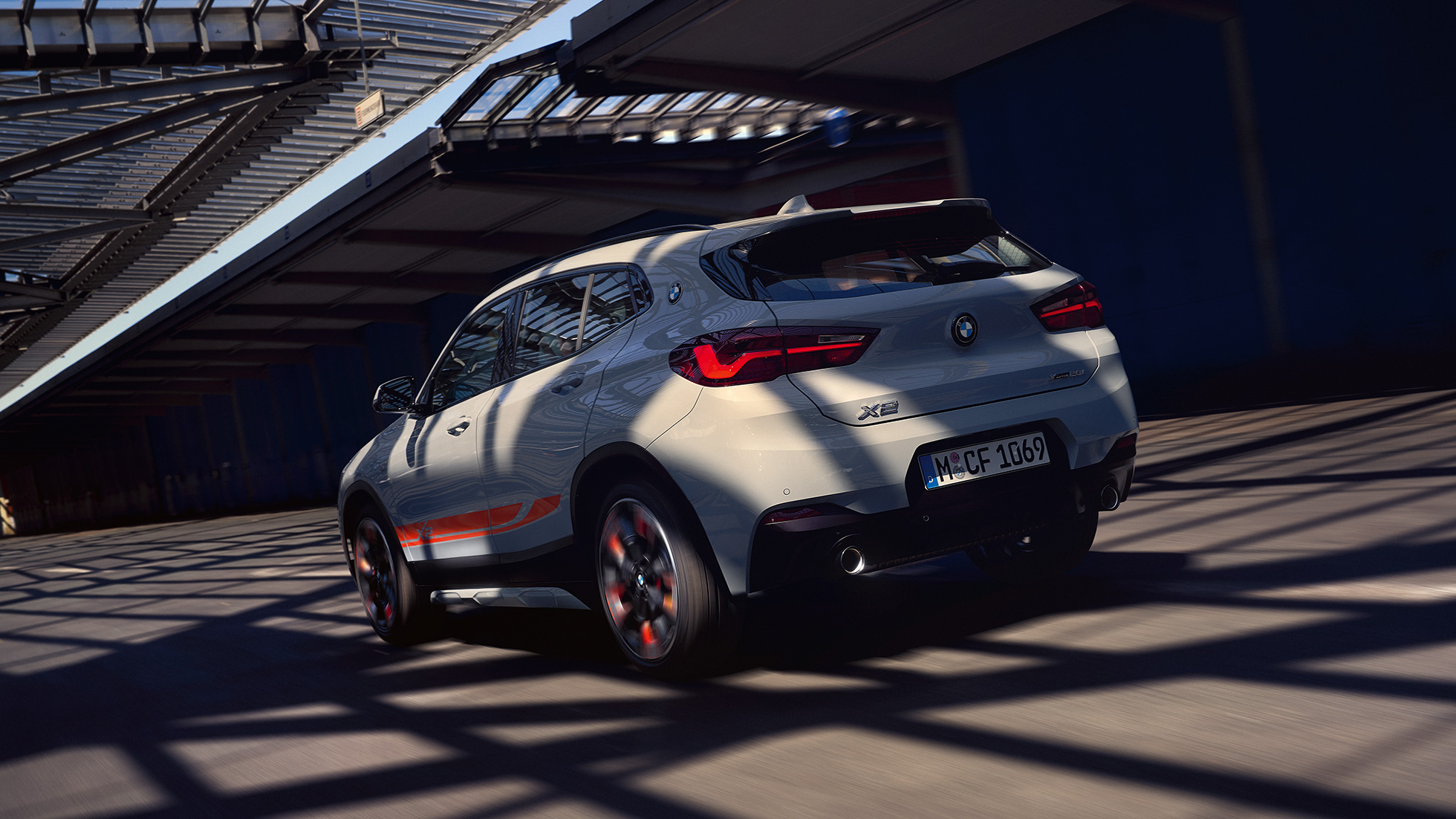 Dreiviertel Heckansicht BMW X2 F39 BMW X2 2020 F39 Brooklyn Grau Dreiviertel Heckansicht