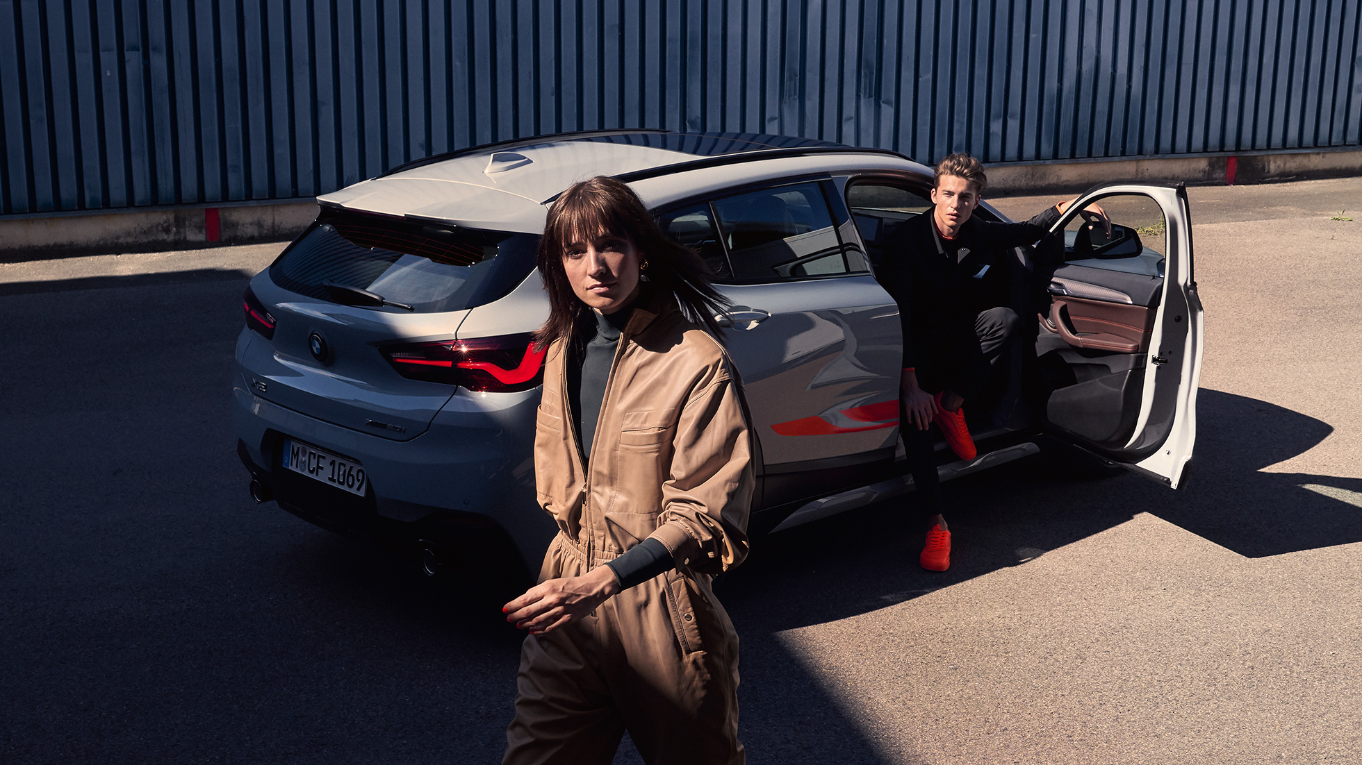 Dreiviertel Heckansicht BMW X2 F39 BMW X2 2020 F39 Brooklyn Grau Dreiviertel Heckansicht