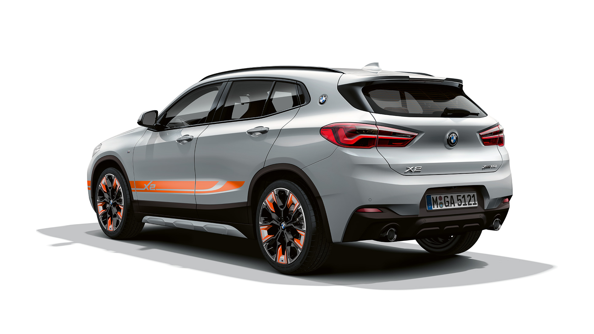 Vue de trois quarts arrière de la BMW X2 SUV Modèle Édition M Mesh F39 BMW X2 SUV Modèle Édition M Mesh 2020 F39 Brooklyn Grau, Vue de trois quarts arrière