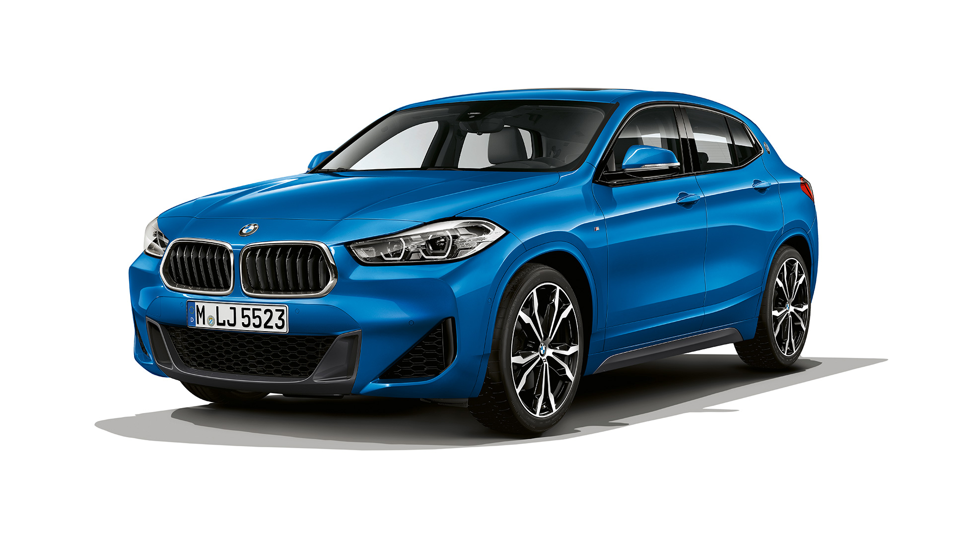 Dreiviertel Frontansicht BMW X2 sDrive20i Modell M Sport BMW X2 sDrive20i Modell M Sport 2018 F39 Misano Blau metallic Dreiviertel Frontansicht