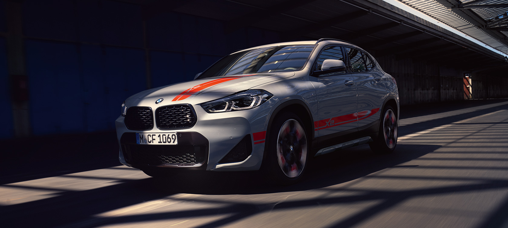 Dreiviertel Frontansicht BMW X2 F39 Dreiviertel Frontansicht BMW X2 2020 F39 Brooklyn Grau fahrend