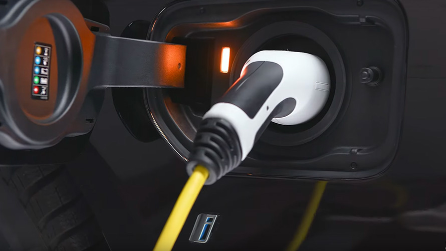 BMW hybride rechargeable avec câble de recharge branché BMW X2 F39 hybride rechargeable avec câble de recharge branché, vue en gros plan
