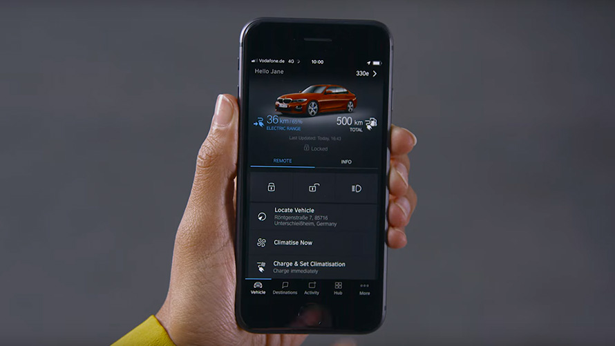 Smartphone avec App BMW Connected BMW X2 F39 Smartphone avec App BMW Connected, vue en gros plan