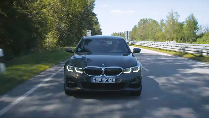 BMW G20 Plug-in-Hybrid fahrend auf Straße BMW G20 Plug-in-Hybrid fahrend auf Straße Frontansicht