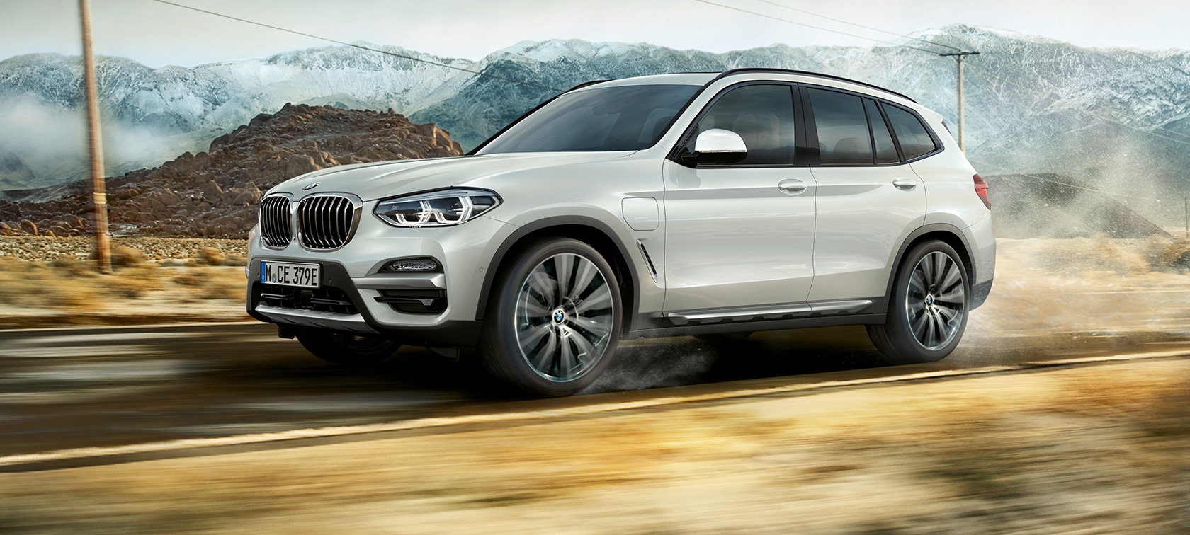 BMW X3 xDrive30e dans un virage BMW X3 xDrive30e dans un virage