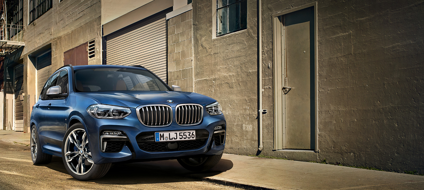 BMW X3 M40i, devant le mur d’une maison BMW X3 M40i, devant le mur d’une maison