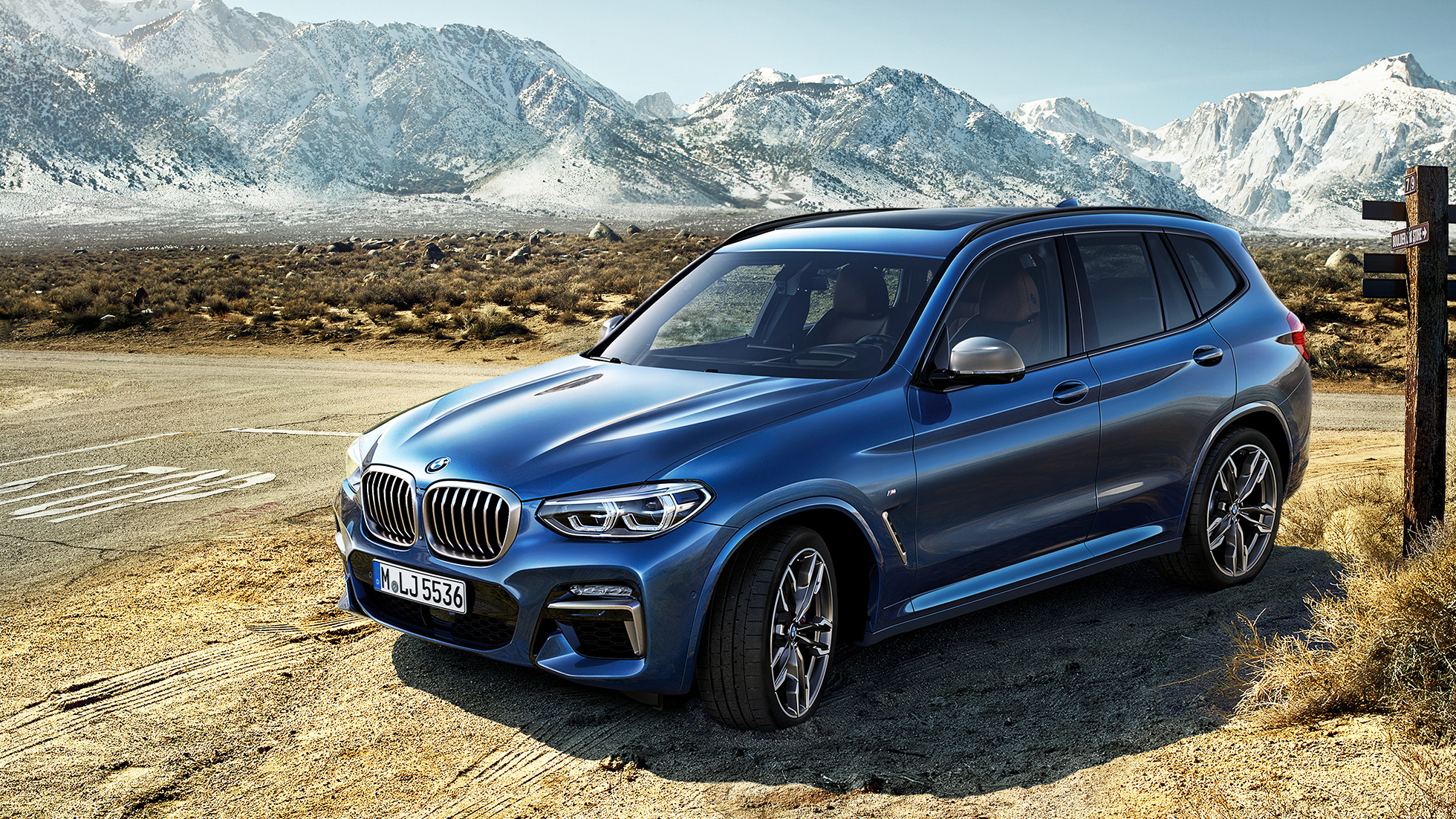 BMW X3 M40i SUV, vue de trois quarts avant devant un paysage montagneux G01 BMW X3 M40i SUV, vue de trois quarts avant devant un paysage montagneux G01