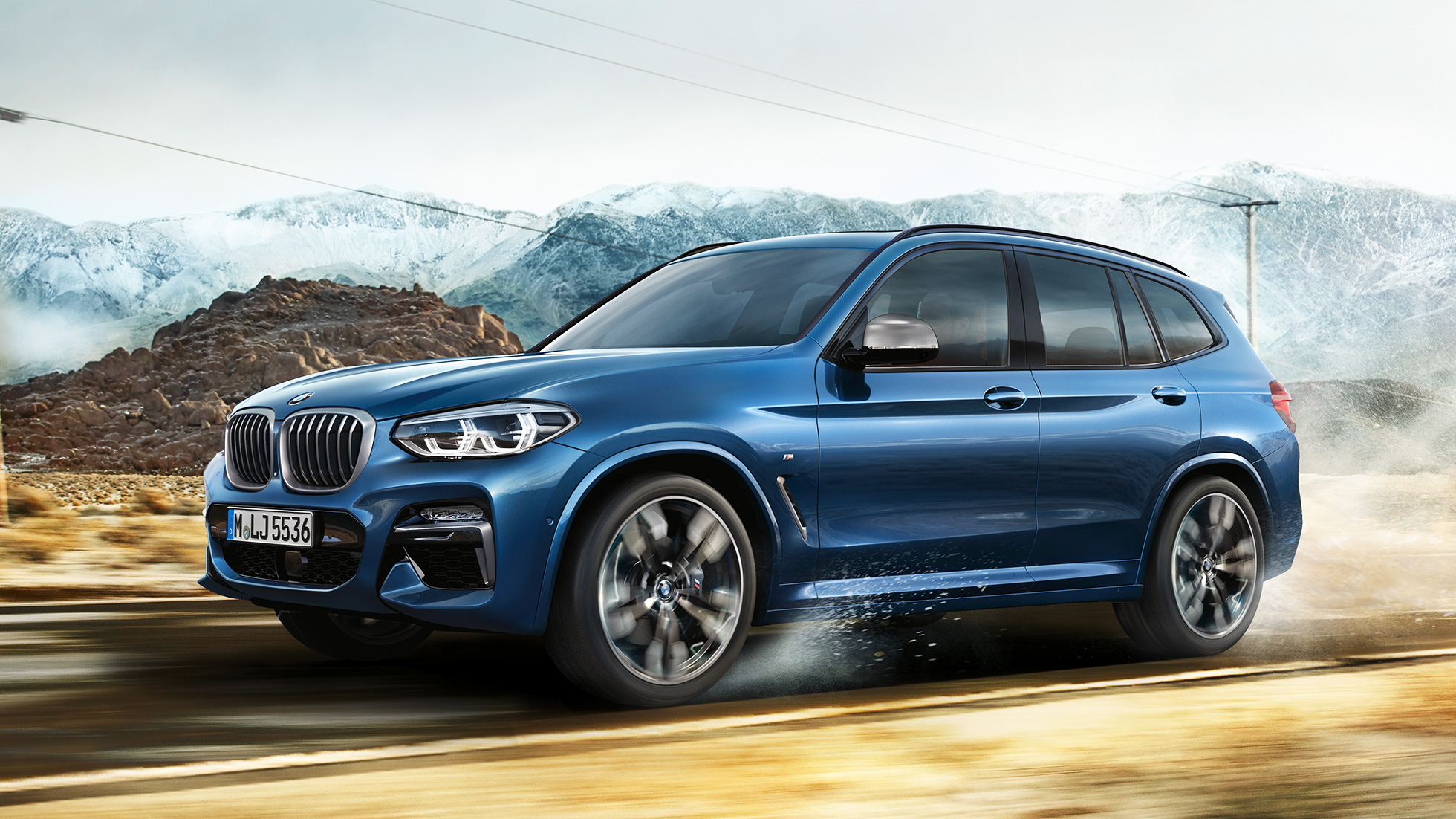 BMW X3 M40i SUV, plan moyen de la jante et de l’aile devant un paysage montagneux G01 BMW X3 M40i SUV, plan moyen de la jante et de l’aile devant un paysage montagneux G01