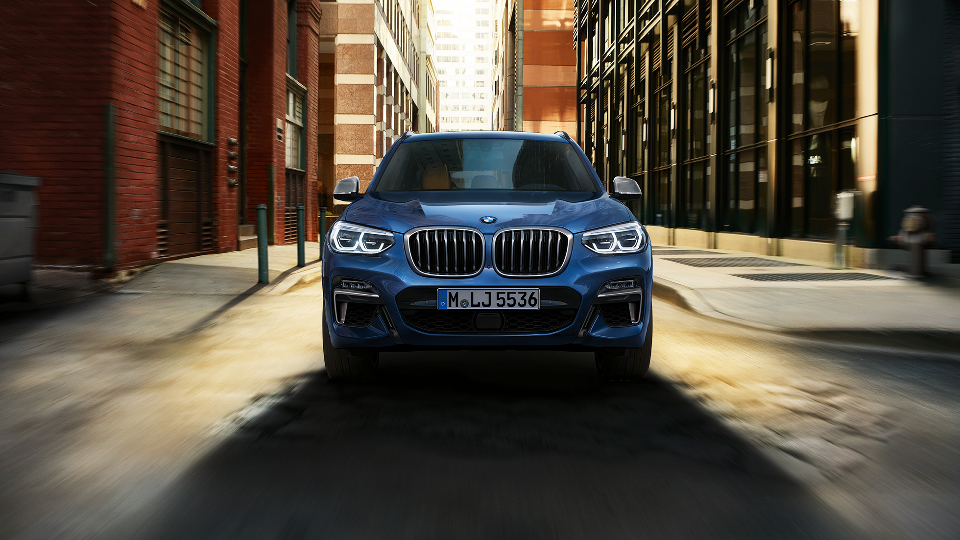 BMW X3 M40i SUV, vue de face devant un décor urbain G01 BMW X3 M40i SUV, vue de face devant un décor urbain G01