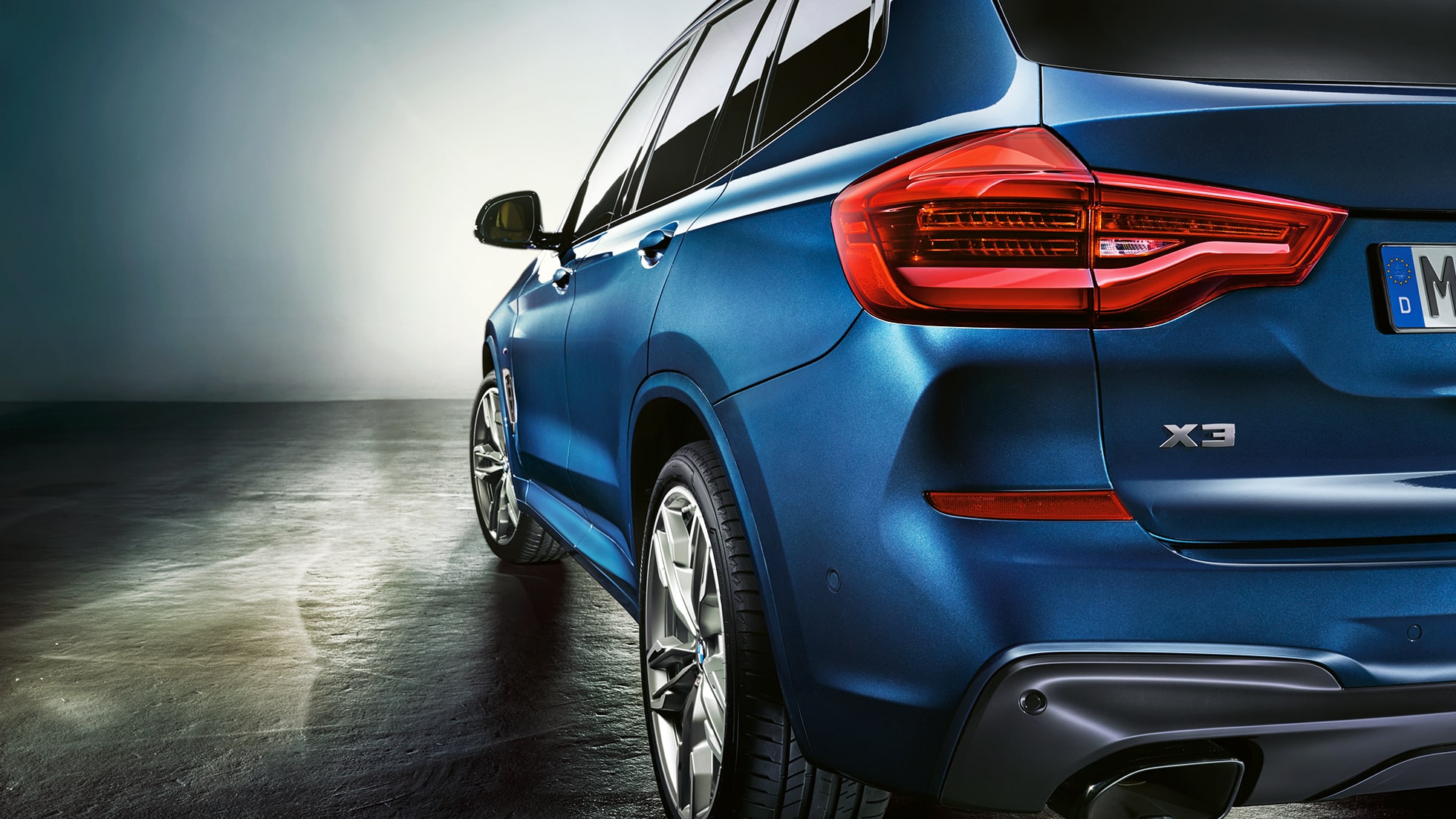 BMW X3 M40i SUV, vue de trois quarts de l’arrière avec feux LED G01 BMW X3 M40i SUV, vue de trois quarts de l’arrière avec feux LED G01