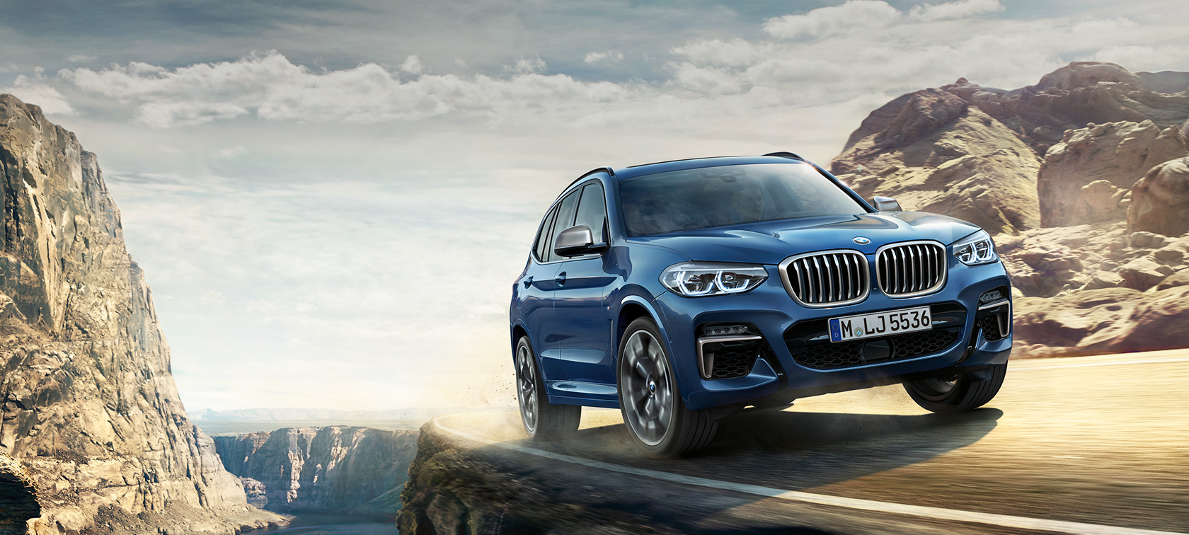 La BMW X3 M40i SUV roulant sur une route de montagne G01 La BMW X3 M40i SUV roulant sur une route de montagne G01