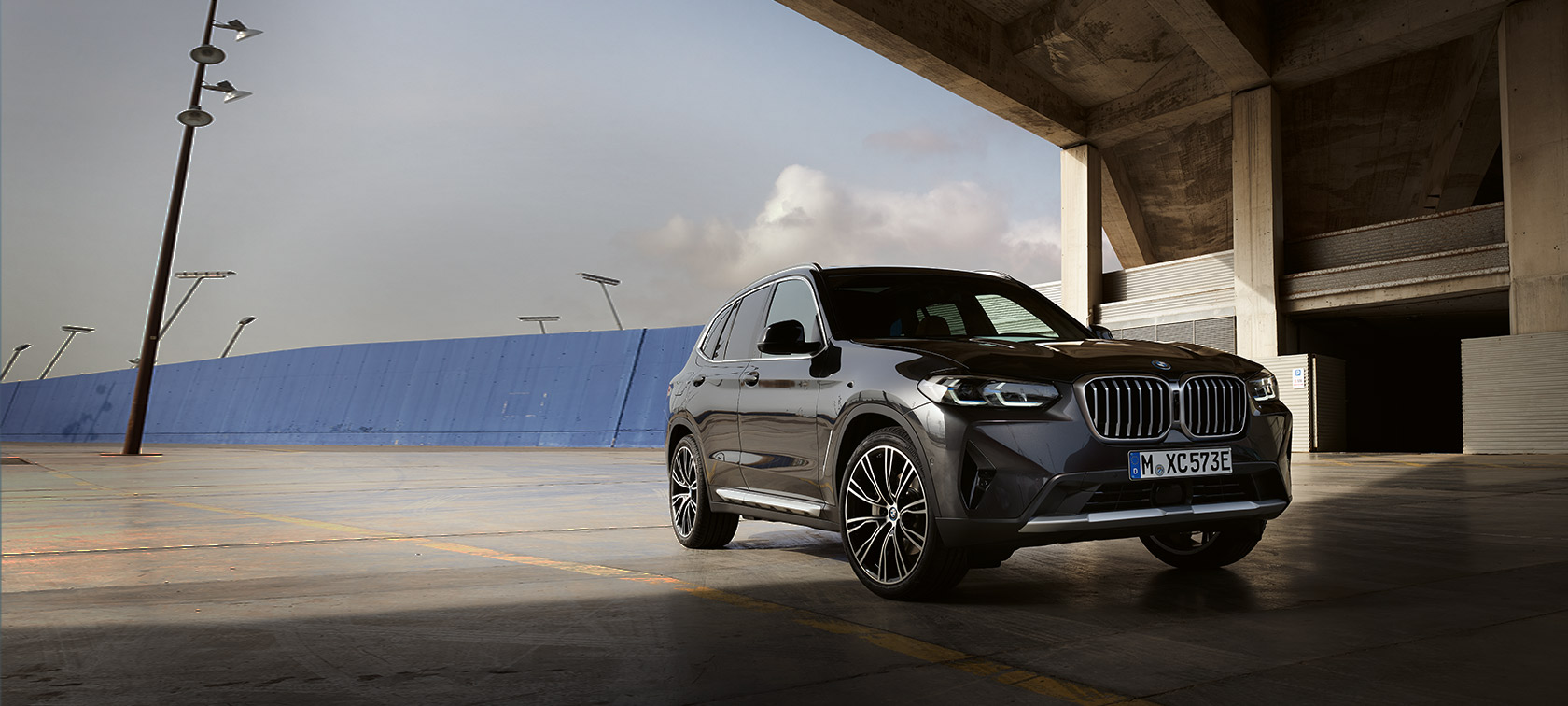 BMW X3 G01 Sophistograu Dreiviertel-Front vor Hangar 2021