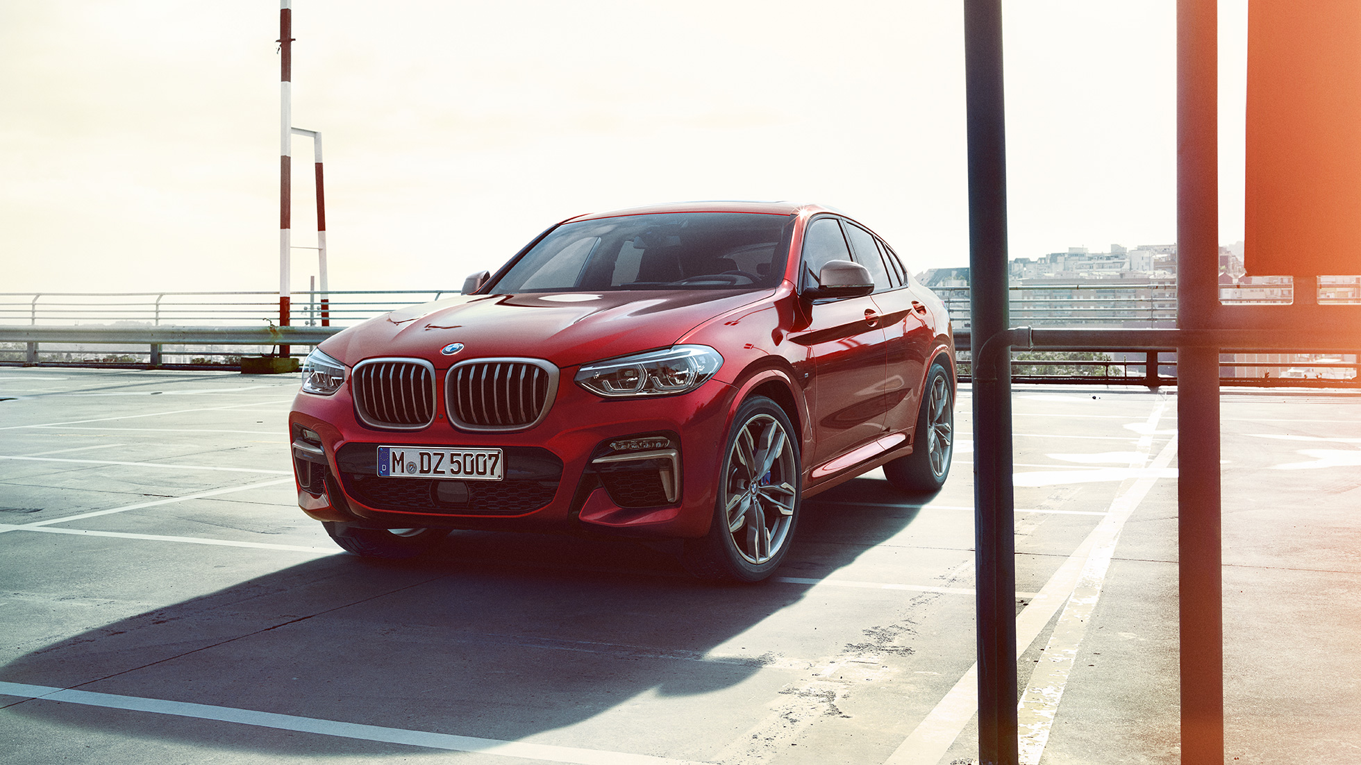 BMW X4 SUV Exterieur BMW X4 M40i SUV G02 2018 Flamencorot Brillanteffekt Rot Dreiviertel-Frontansicht