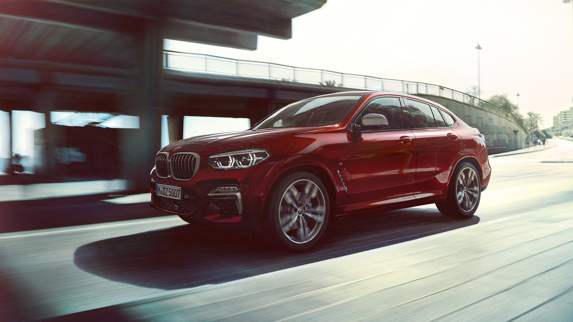 Dynamische Front BMW X4 SUV G02 BMW X4 M40i SUV G02 2018 Flamencorot Brillanteffekt Rot Dreiviertel-Frontansicht