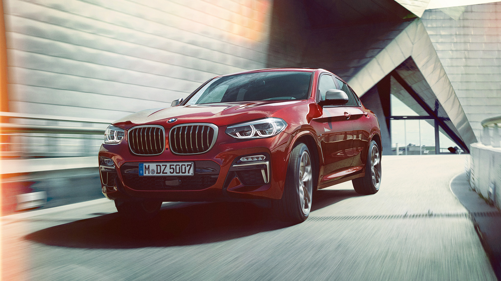 Dreiviertel-Frontansicht BMW X4 SUV G02 BMW X4 M40i SUV G02 2018 Flamencorot Brillanteffekt Rot Dreiviertel-Frontansicht