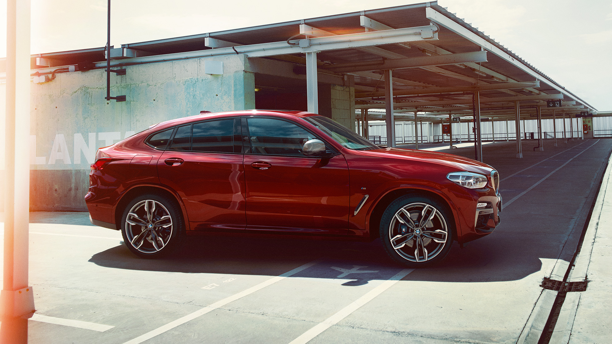 Sportliche Silhouette BMW X4 SUV G02 Sportliche Silhouette BMW X4 M40i SUV G02 2018 Flamencorot Brillanteffekt Rot Seitenansicht