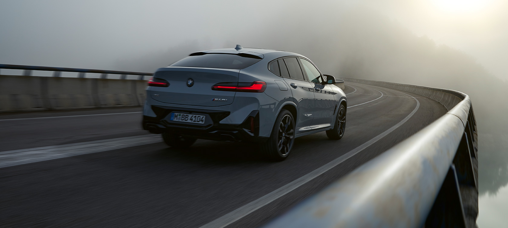 BMW X4 G02 Original BMW Zubehör Brooklyn Grau Dreiviertel Heckansicht fahrend 2021 