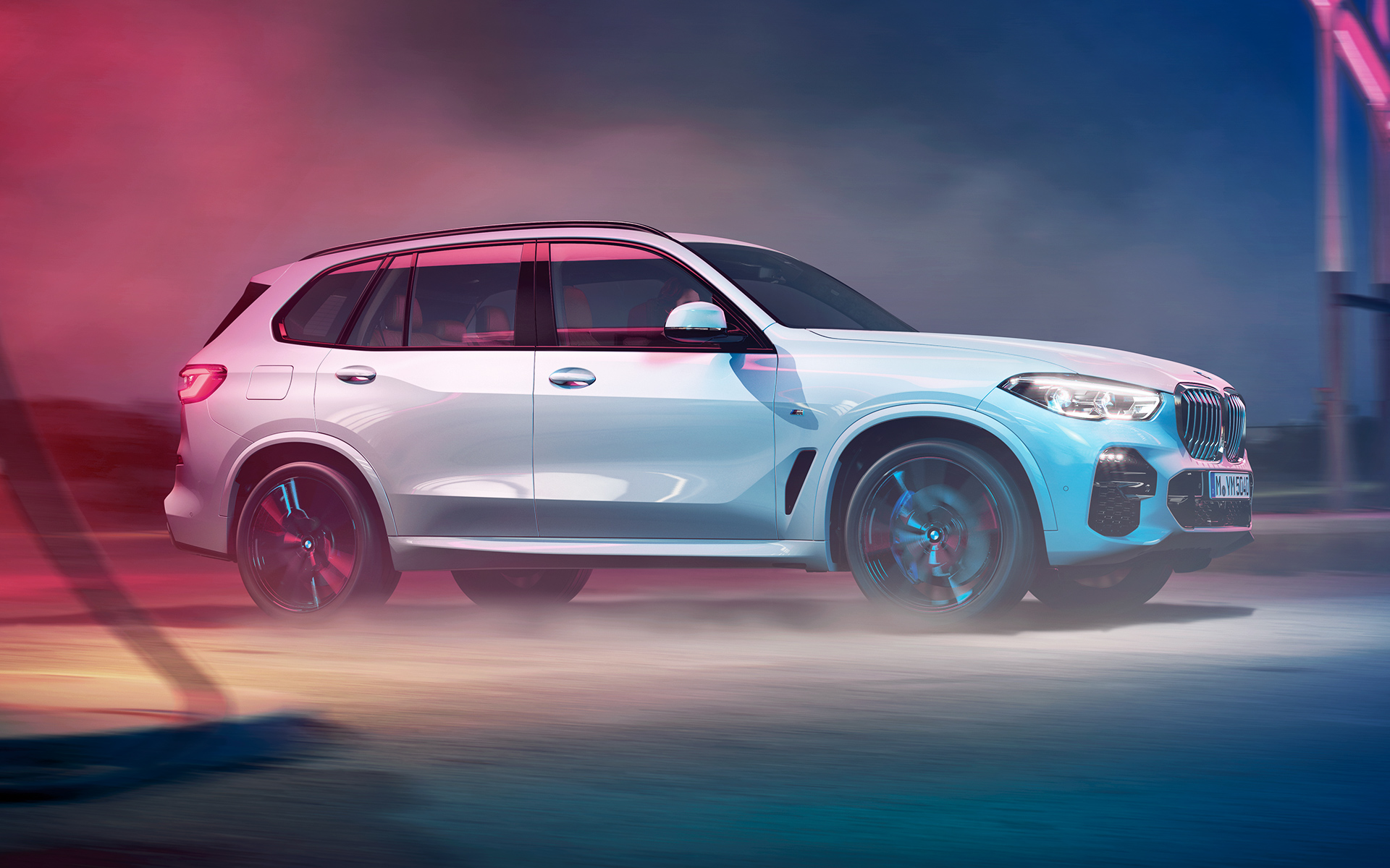 Die Silhouette des BMW X5 in der Nacht vor urbaner Kulisse