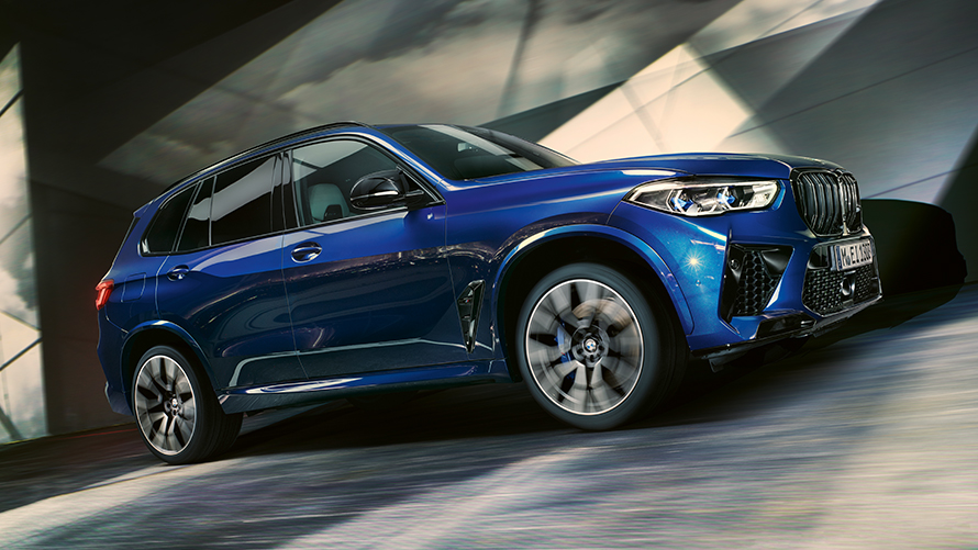 BMW X5 M Competition F95 2020 Marina Bay Blau metallic Dreiviertel-Seitenansicht