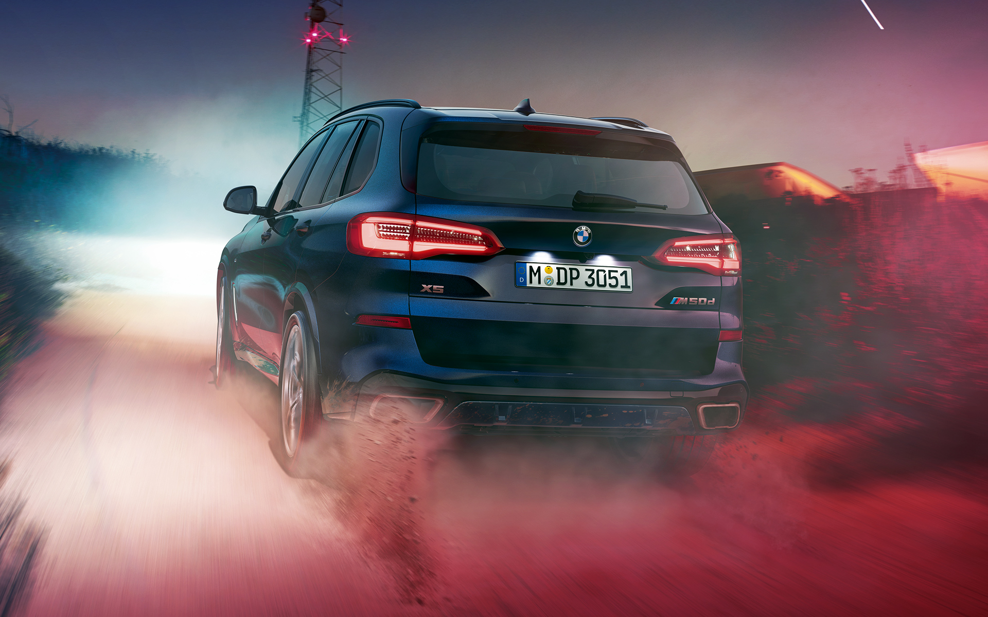 BMW X5 M50d Heck Heck des BMW X5 M50d in der Nacht vor urbaner Kulisse