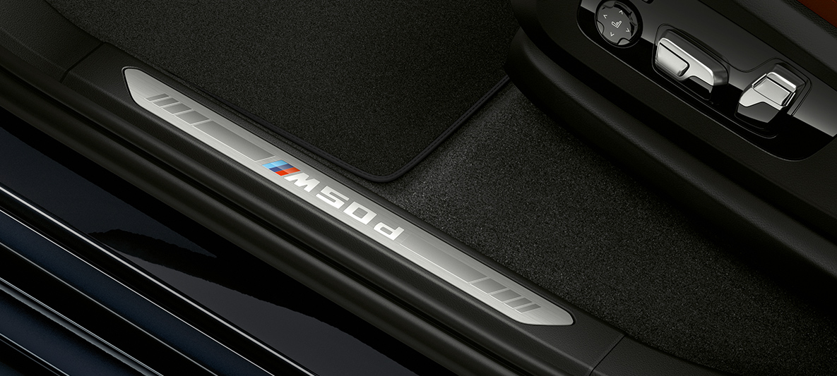 BMW X5 M50d Einstiegsleisten Einstiegsleisten mit BMW Individual Schriftzug des BMW X5 M50d