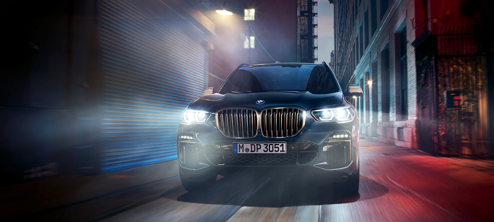 BMW X5 M50d in Aktion Der BMW X5 M50d auf einer nächtlichen Straße in der Stadt