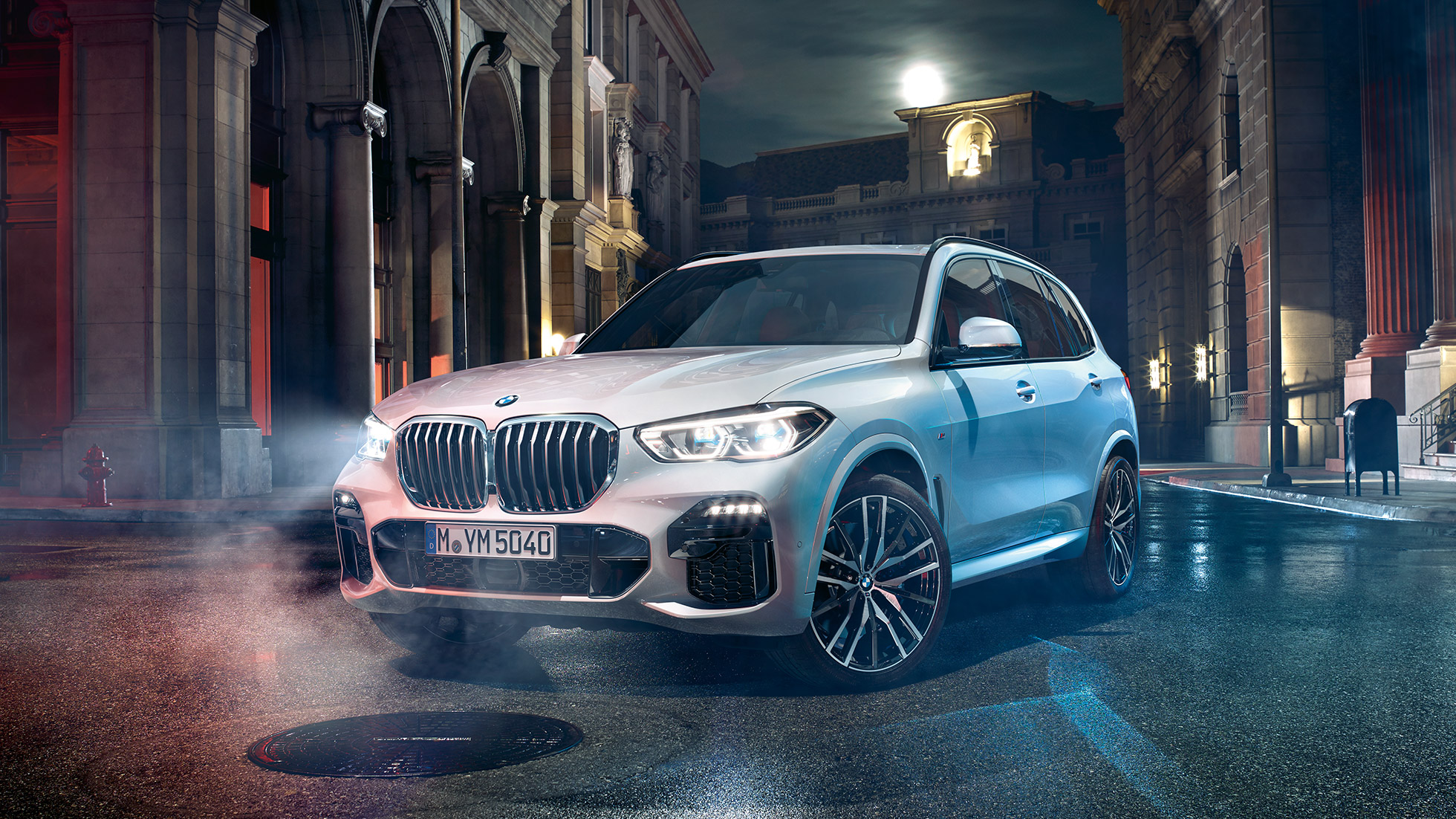 BMW X5 SUV Dreiviertel-Frontansicht G05 BMW X5 SUV G05 2018 Mineralweiß metallic Dreiviertel-Frontansicht stehend bei Nacht