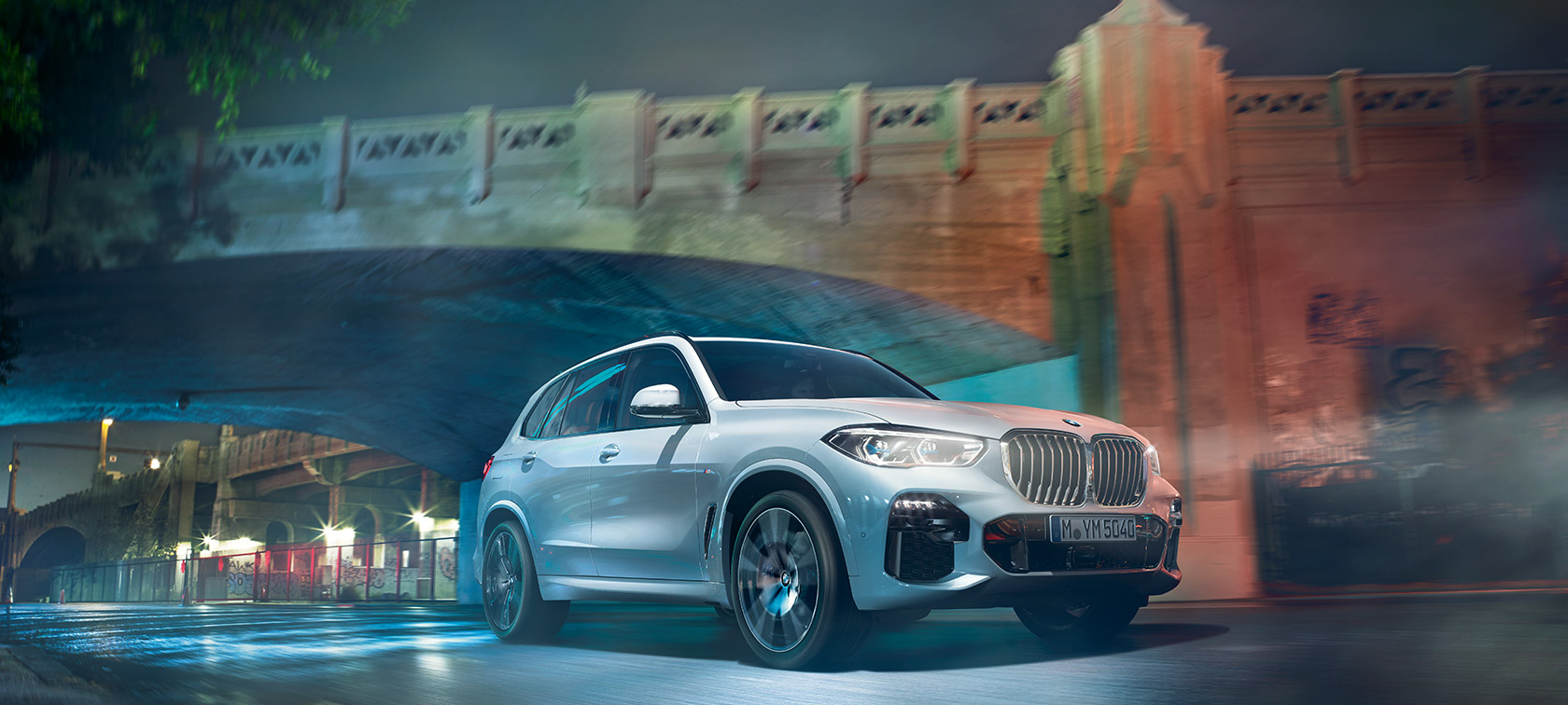 BMW X5 SUV Dreiviertel-Frontansicht G05 BMW X5 SUV G05 2018 Mineralweiß metallic Dreiviertel-Frontansicht fahrend bei Nacht